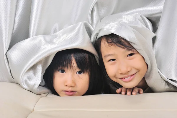 Zwei Asiatische Kleine Mädchen Gucken Aus Einem Vorhang — Stockfoto