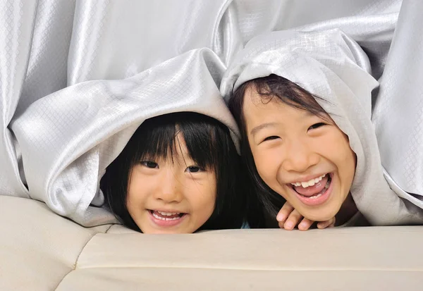 Två Asiatiska Små Flickor Kikar Från Gardin — Stockfoto