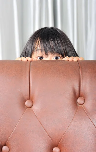 Asiatische Kleine Mädchen Versteckt Sich Hinter Einem Sofa — Stockfoto