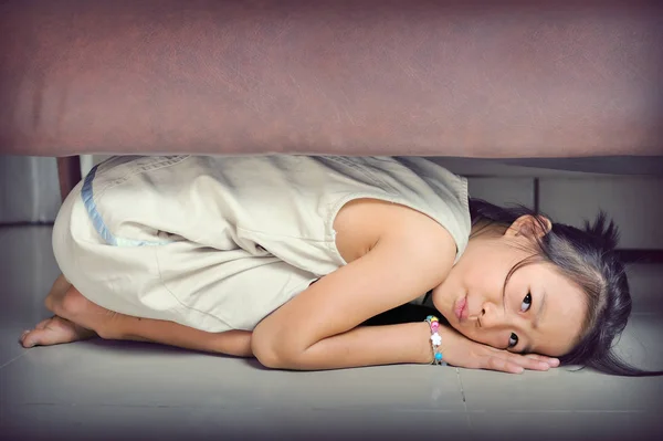 Gadis Kecil Asia Takut Dan Bersembunyi Bawah Sofa — Stok Foto