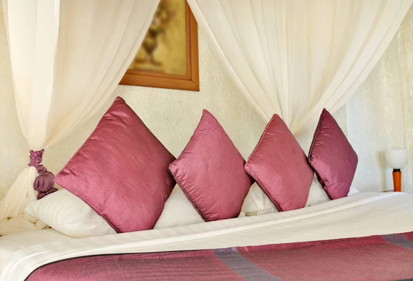亚洲风格的床 漂亮的丝绸枕头 — 图库照片