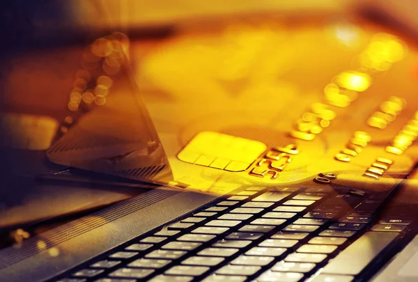 yakın çekim kredi kartları ve bilgisayar klavye kavramı e-ticaret ve alış için