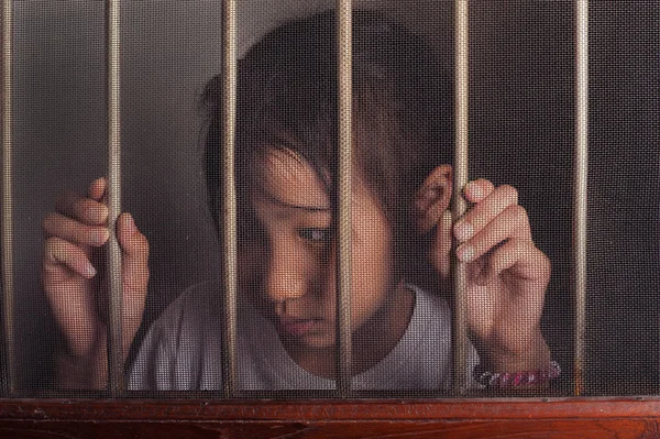 Triste Asiático Criança Atrás Tela Arame Janela Miúdo Infeliz Sozinho — Fotografia de Stock