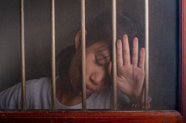 Грустный Азиатский Ребенок Стоящий Окном Проволочного Экрана Несчастный Ребенок Один — стоковое фото