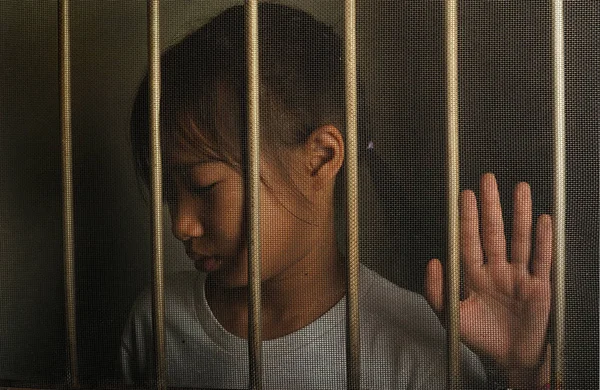Triste Asiático Criança Atrás Tela Arame Janela Miúdo Infeliz Sozinho — Fotografia de Stock