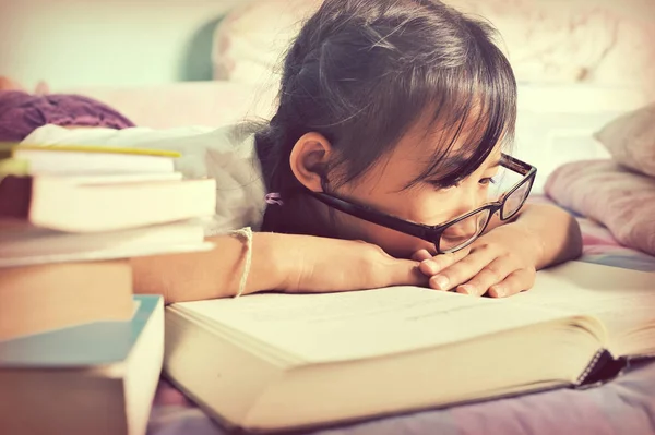 Asiatiska Barn Sover Medan Läser Sängen Flicka Med Glasögon Studera — Stockfoto