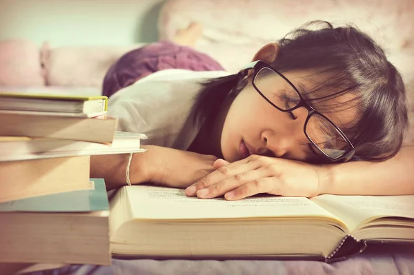 アジアの子は 睡眠中にベッドで読書 眠っている 勉強メガネ セレクティブ フォーカスとビンテージ スタイルの女の子 — ストック写真