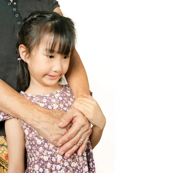 Рука Старший Обіймати Своєю Дитиною Азіатський Llttle Дівчина Обійняти Руки — стокове фото