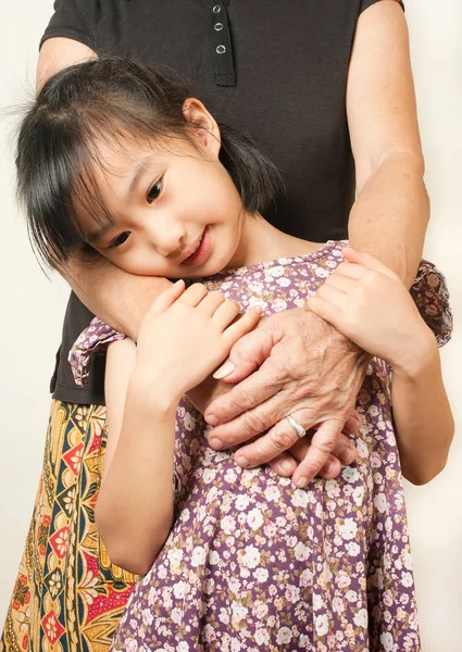 Обнимать Старшеклассницу Ребенком Азиатская Девушка Обнимает Руки Старухи Любовью — стоковое фото