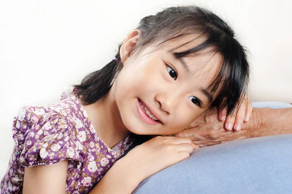 Азіатські Маленька Дівчинка Спершись Головою Старших Руку Або Бабуся Руку — стокове фото