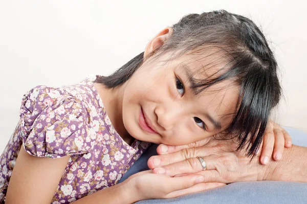 Menina Asiática Inclinando Cabeça Mão Sênior Mão Avó Amor Familiar — Fotografia de Stock