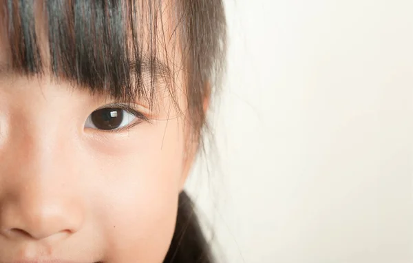 Asiatiska Liten Flicka Närbild Porträtt Leende Barn Öga Närbild Fokus — Stockfoto