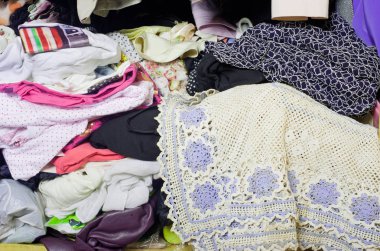 Dolapta dağınık elbise yığını. Dağınık dağınık kadın gardırop.