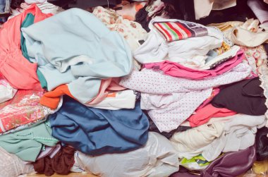 Dolapta dağınık elbise yığını. Dağınık dağınık kadın.