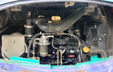 Buldozer veya kepçe makine mekanizması dizel motor içinde