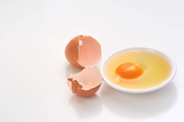 Beyaz kase yumurta kabuğu ile yumurta sarısı kırık