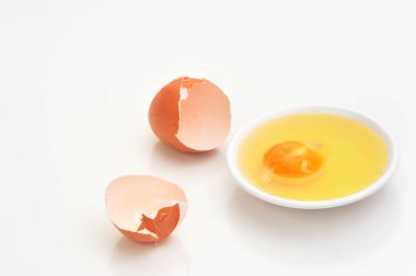 Beyaz kase yumurta kabuğu ile yumurta sarısı kırık