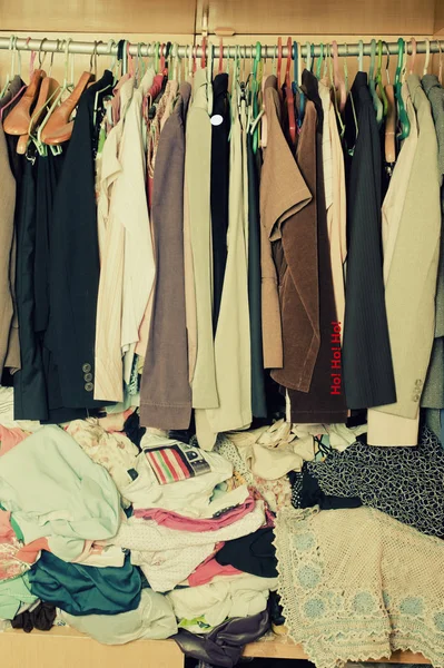Pile Vêtements Désordonnés Dans Placard Armoire Femme Encombrée Désordonnée — Photo