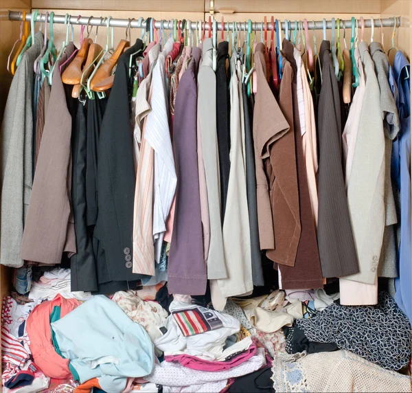 Pile Vêtements Désordonnés Dans Placard Armoire Femme Encombrée Désordonnée — Photo