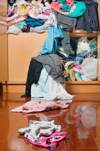 Roupas Desarrumadas Por Cima Armário Desarrumado Desarrumado Mulher Roupas Espalhadas — Fotografia de Stock