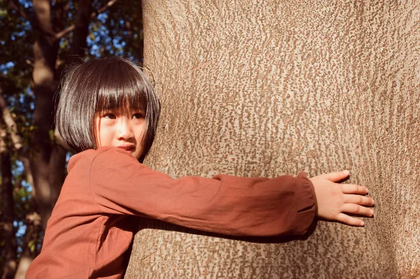 Retrato Bonito Asiático Menina Sentir Triste Enquanto Abraçando Grande Árvore — Fotografia de Stock