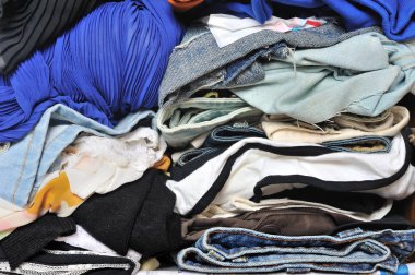 Dağınık çok renkli elbise dolabında yığını. Dağınık dağınık kadın.