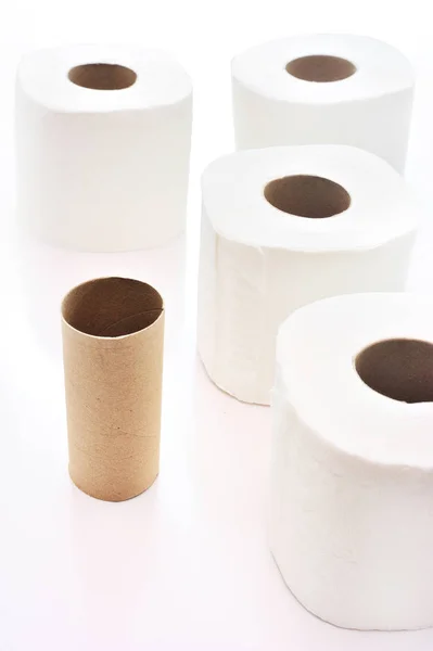 Lege Toilet Papierrol Onder Volledige Papier Rollen Witte Achtergrond — Stockfoto