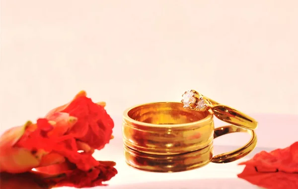 Fechar Anel Casamento Romântico Com Fundo Celebração Foco Seletivo — Fotografia de Stock