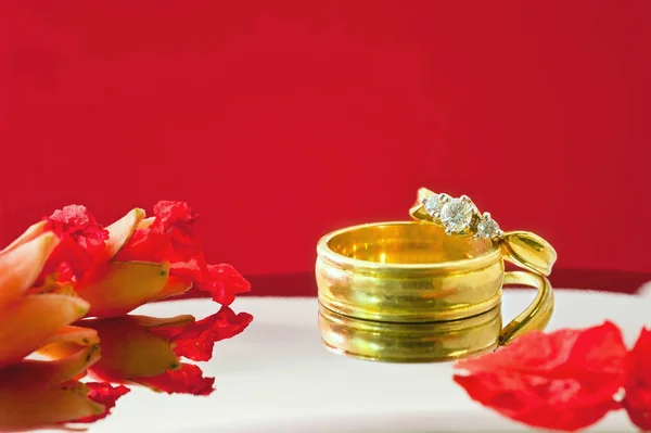Fechar Anel Casamento Romântico Com Fundo Celebração Vermelha Foco Seletivo — Fotografia de Stock