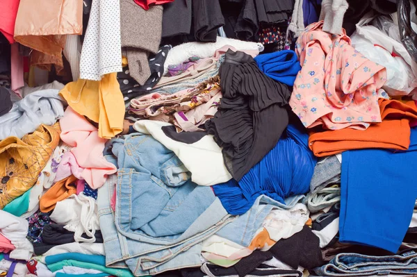 Pile Vêtements Désordonnés Dans Placard Femme Désordonnée Encombrée — Photo