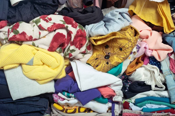 Pile Vêtements Désordonnés Dans Placard Femme Désordonnée Encombrée — Photo