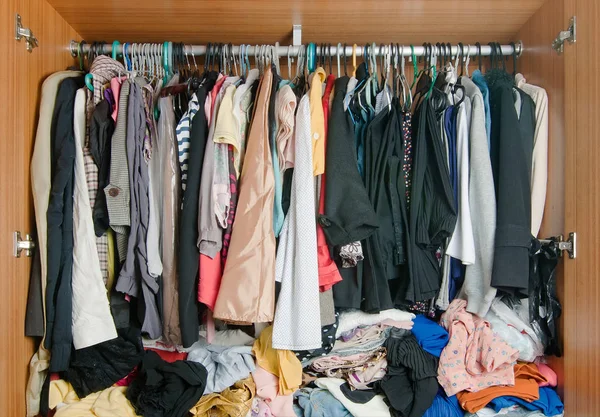 Pile Vêtements Désordonnés Dans Placard Armoire Femme Encombrée Désordonnée — Photo