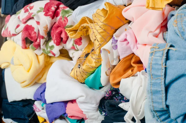 Pile Vêtements Désordonnés Colorés Dans Placard Untidy Encombrée Femme Par — Photo