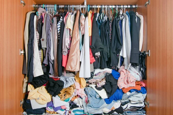 Pile Vêtements Désordonnés Dans Placard Armoire Femme Encombrée Désordonnée — Photo