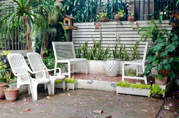 Pequeño Balcón Casa Tropical Con Plantas Verdes Macetas Banco Blanco — Foto de Stock