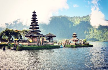 Pura Ulun Danu tapınağı Beratan gölünde. Bali