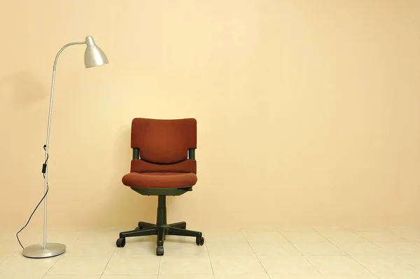 Cadeira Escritório Vermelho Com Lâmpada Sobre Fundo Parede Bege Claro — Fotografia de Stock