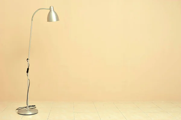 Moderna Golv Lampa Mot Ljus Beige Vägg Bakgrund Med Kopia — Stockfoto