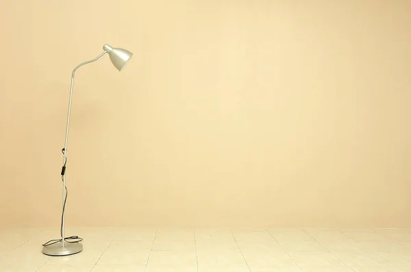 Moderna Lampada Terra Contro Luce Sfondo Della Parete Beige Con — Foto Stock