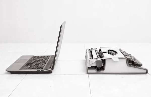 Skrivmaskin Och Laptop Jämförelse Mellan Låg Och Hög Business Utrustning — Stockfoto