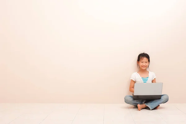 Asiatisches Kleines Mädchen Mit Einem Laptop Blickt Die Kamera Und — Stockfoto