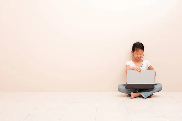 Asiatisches Kleines Mädchen Mit Einem Laptop Blick Auf Den Bildschirm — Stockfoto