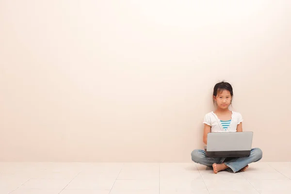 Asiatische Kleines Mädchen Mit Einem Laptop Und Blick Auf Kamera — Stockfoto