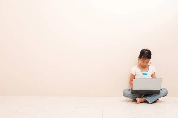 Asiatische Kleine Mädchen Mit Einem Laptop Vor Rosa Hintergrund — Stockfoto