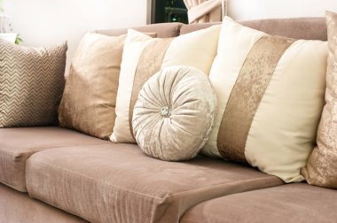 Dekoratif kumaş yastık hafif kahverengi kanepe.