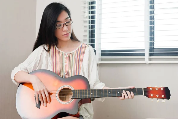 Asiática Hermosa Chica Con Gafas Sentado Sala Música Mientras Toca — Foto de Stock