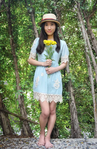 Comprimento Total Retrato Menina Asiática Segurando Buquê Flores Amarelas Contra — Fotografia de Stock