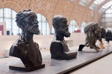 Paris, Fransa - 9 Kasım 2017. Auguste Rodin tarafından heykeller Close-up Paris Quai d'Orsay Müzesi'nde yapıldı. Fransa.