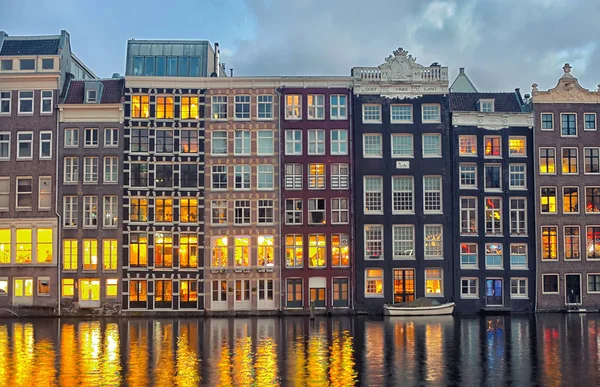 Merkez, Hollandalı evlerin satır kanal Damrak Amsterdam, Hollanda twilight.