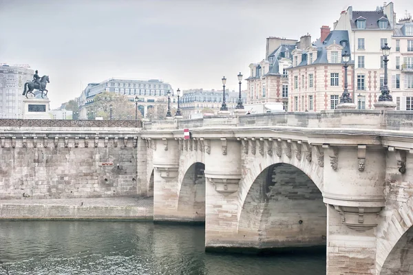 在法兰西岛上的桥的看法 — 图库照片